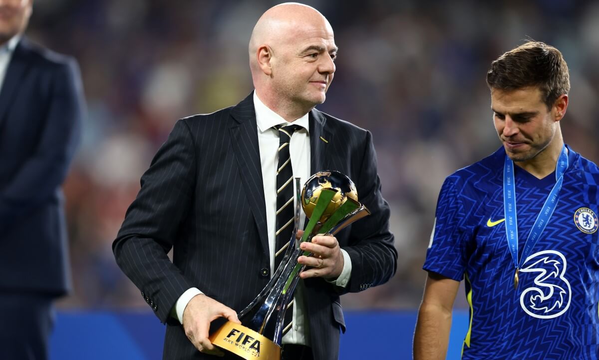 Gianni Infantino con la Coppa del Mondo per club