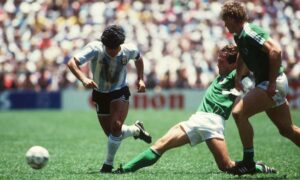 Maradona fronteggia Matthaus e Briegel nella finale di Messico 1986