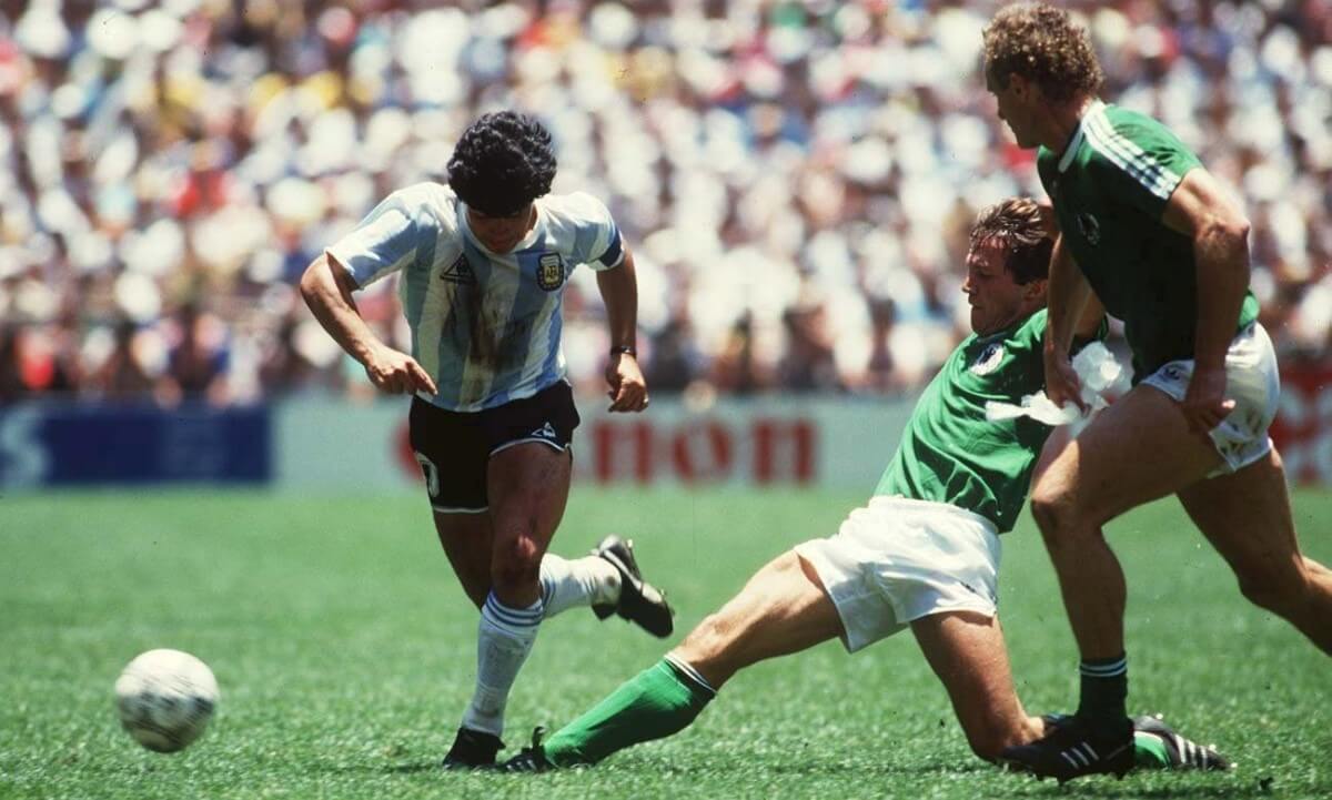 Maradona fronteggia Matthaus e Briegel nella finale di Messico 1986