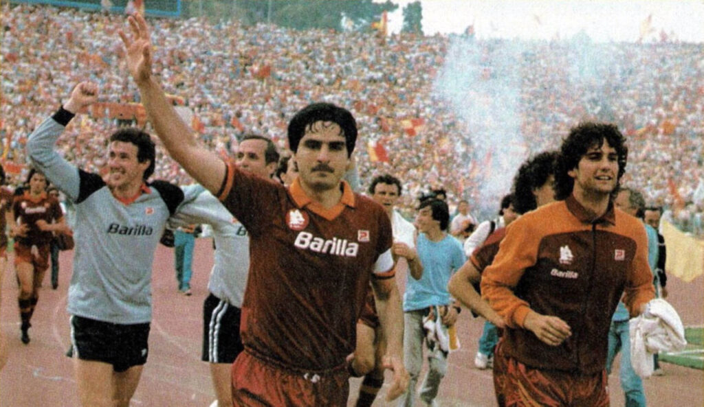 Il capitano Agostino Di Bartolomei festeggia la vittoria dello scudetto nel 1983