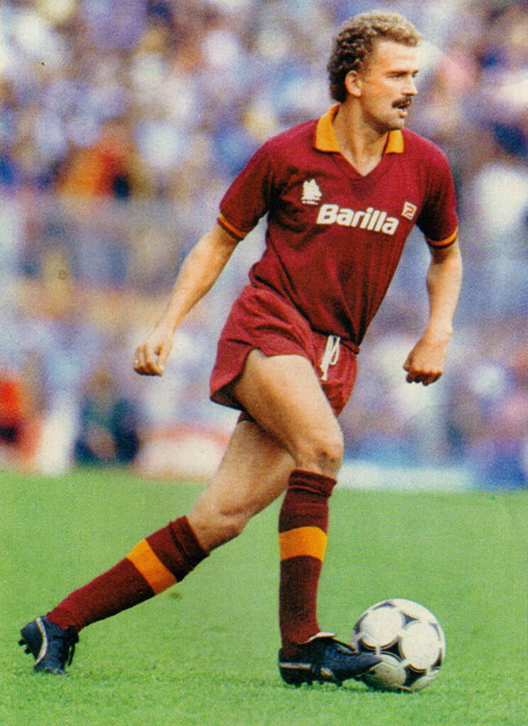 Herbert Prohaska dengan seragam Roma pada musim 1982-1983