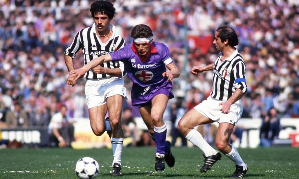 Giancarlo Antognoni con la maglia della Fiorentina 1981-1982 supera Virdi e Furino della Juventus