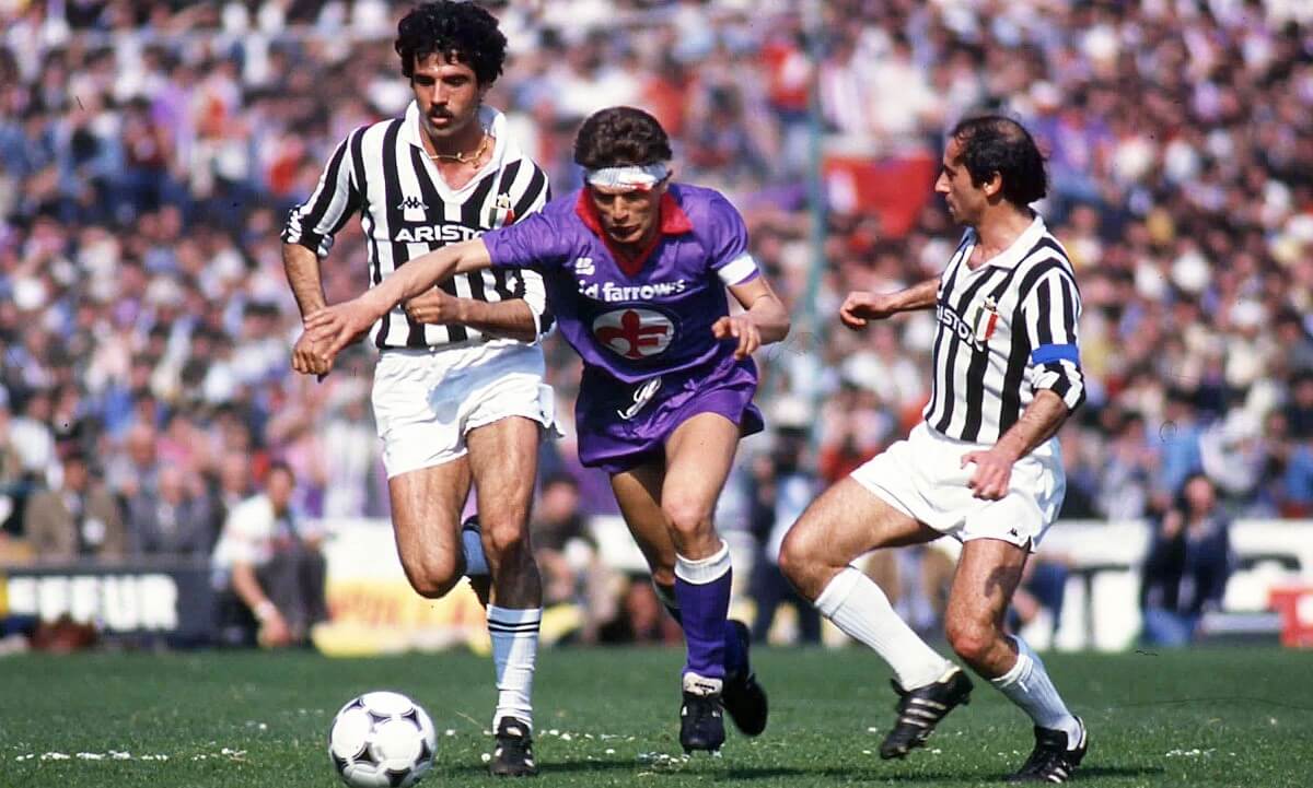 Giancarlo Antognoni con la maglia della Fiorentina 1981-1982 supera Virdi e Furino della Juventus