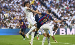 Lewandowski, Militao e Carvajal durante El Clasico Real Madrid-Barcellona