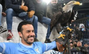 Pedro festeggia con l'aquila mascotte della Lazio