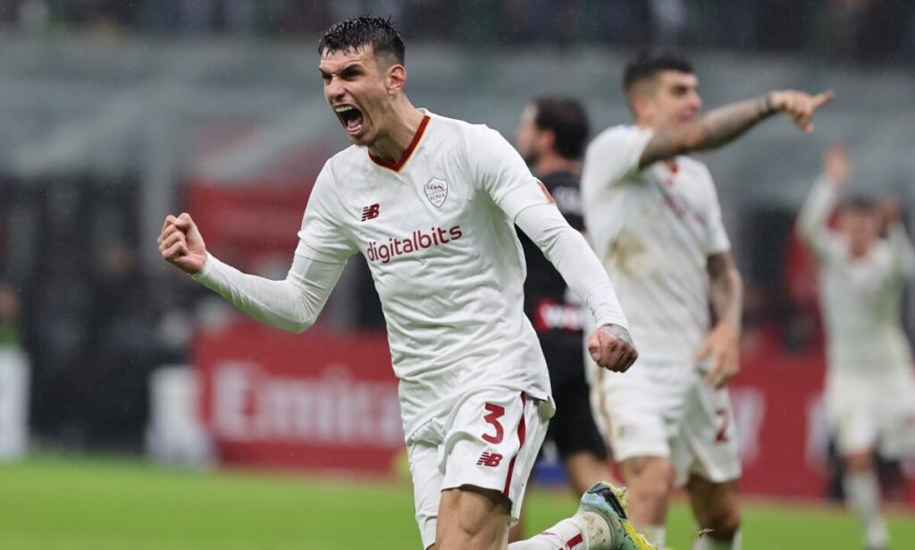 Roger Ibanez festeggia il gol in Milan-Roma
