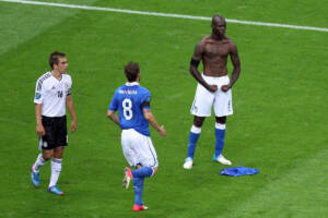 Balotelli nella sua iconica esultanza dopo il gol dello 0-2 contro la Germania nella semifinale di Euro 2012