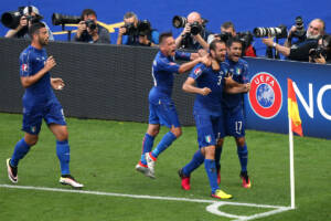 chiellini esulta dopo il gol alla Spagna a Euro 2016