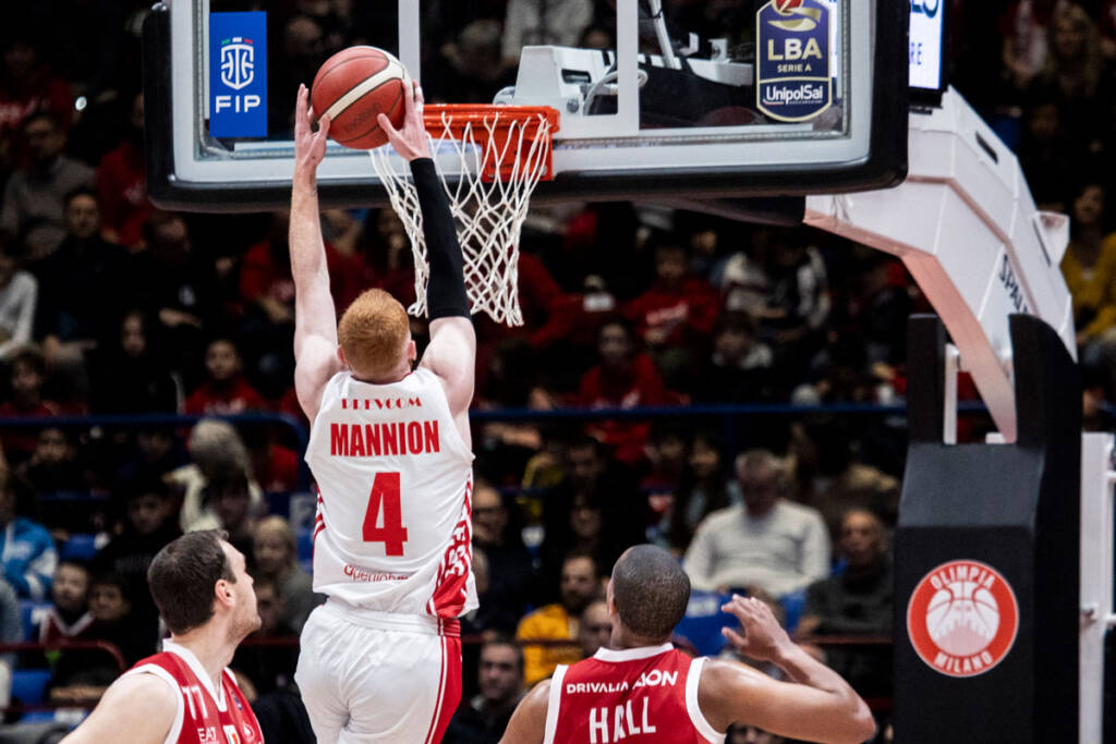 nico mannion di Varese schiaccia canestro