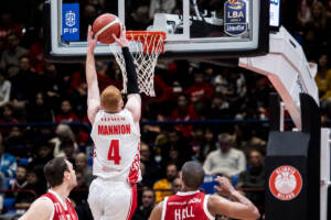 nico mannion di Varese schiaccia canestro