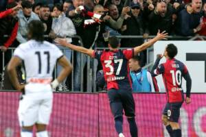 Nicolas Viola esulta dopo il gol decisivo in Cagliari Atalanta 2-1