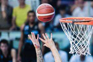palla da basket contesa a canestro