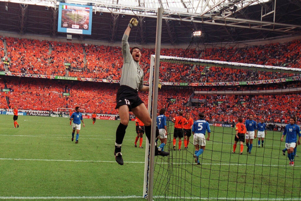 toldo esulta aggrappato al palo dopo aver parato un rigore in Olanda Italia di Euro 2000