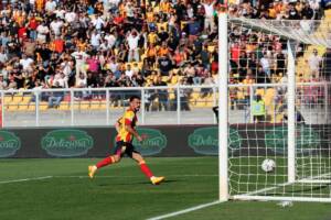 Sansone che segna un fondamentale gol per il Lecce nella lotta salvezza
