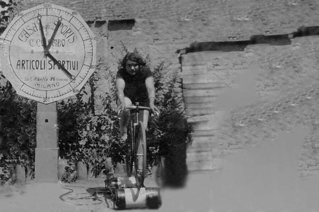 Alfonsina strada sui rulli in sella alla sua bicicletta