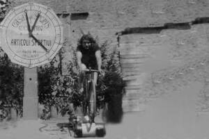 Alfonsina strada sui rulli in sella alla sua bicicletta