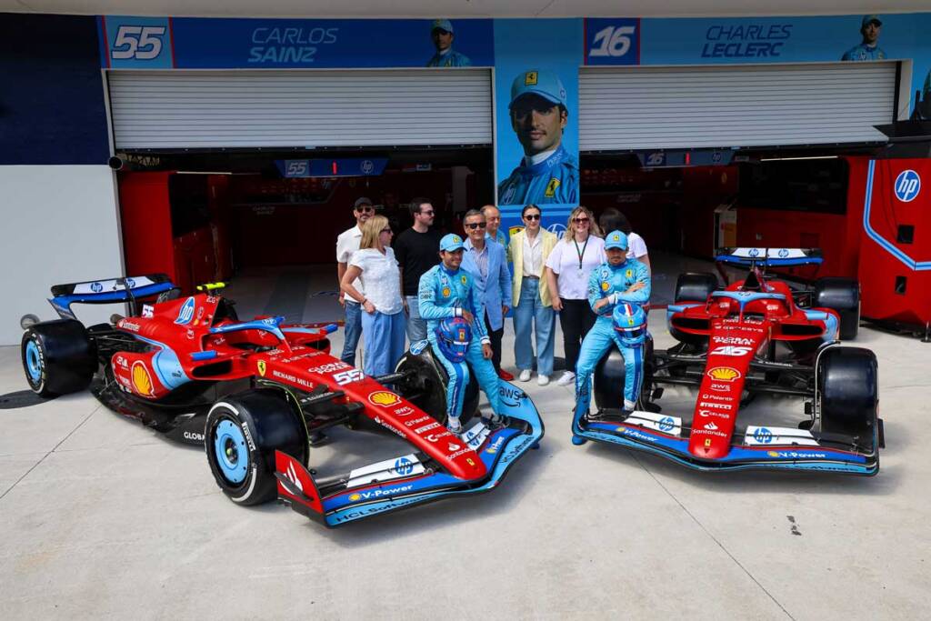 Le ferrari e i piloti posano con le nuove colorazioni azzurre