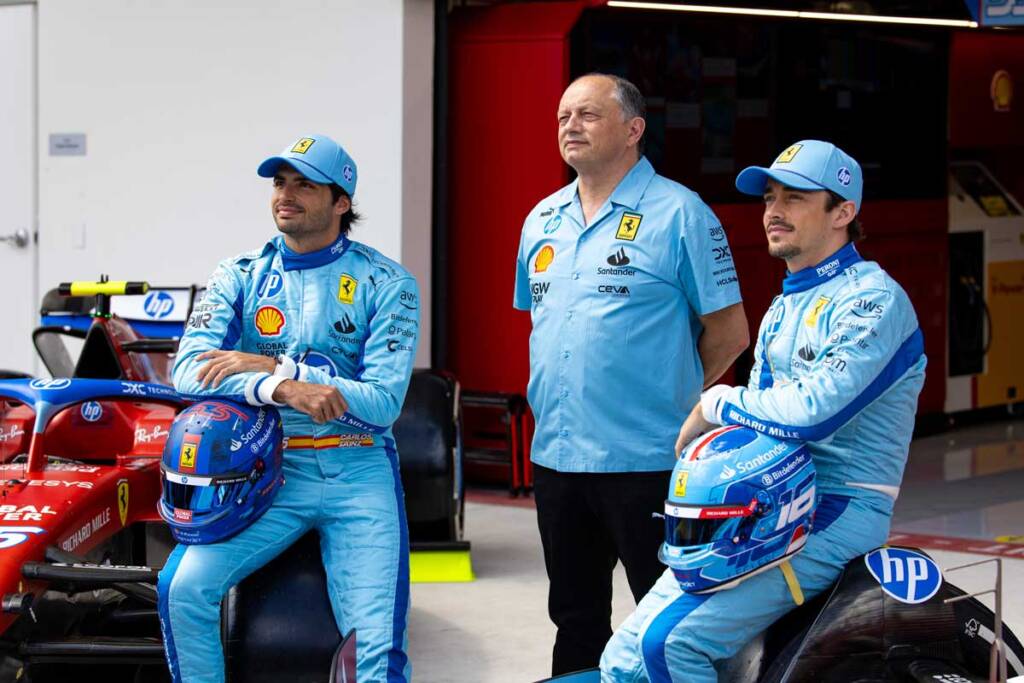 Sainz, Leclerc e Vaisseur posano con le nuove divise azzurre della Ferrari