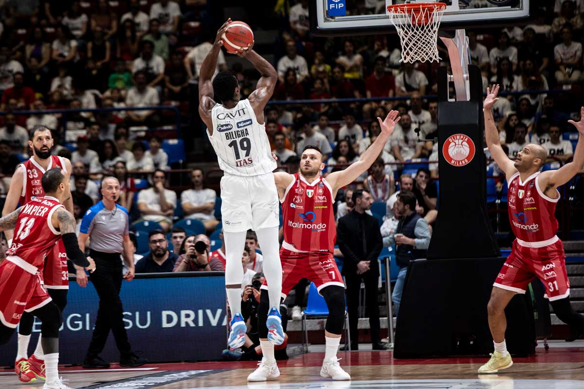 un tiro a caneesto di un giocatore di Trento contro Milano