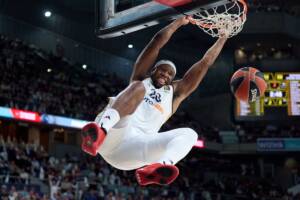 yabusele del Real Madrid schiaccia a canestro