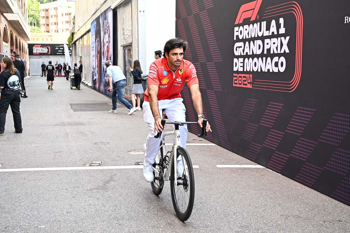 sainz in bicicletta a monaco
