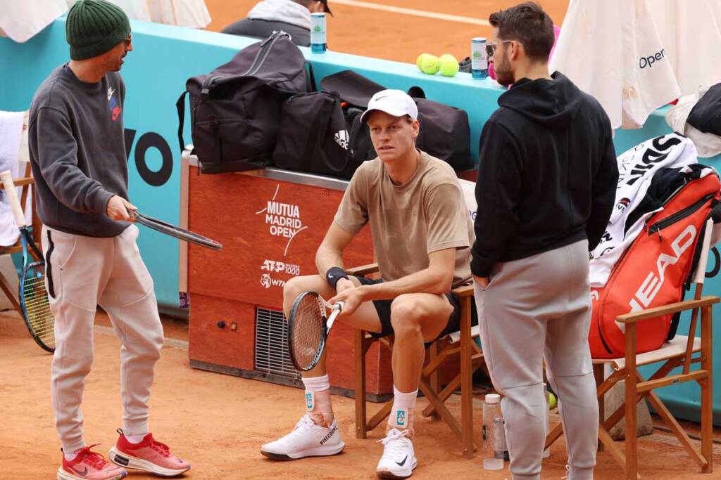 jannik sinner seduto in panchina durante un allenamento