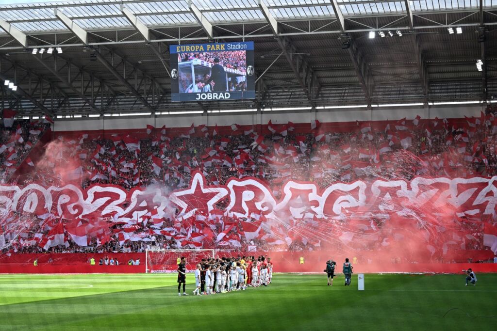 L'Eintracht Francoforte davanti ai propri tifosi
