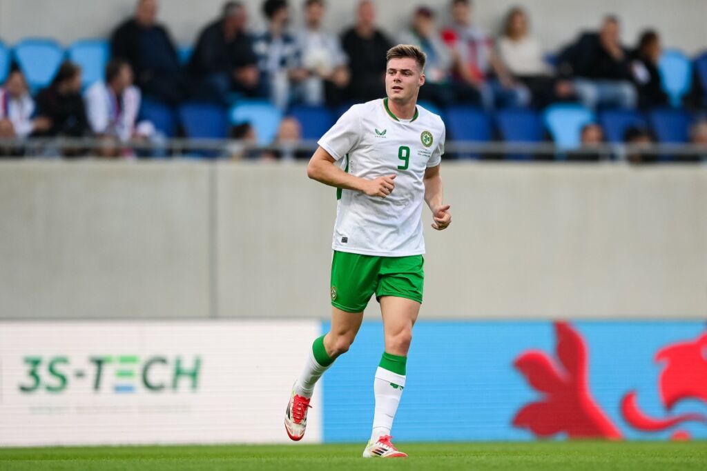 Evan Ferguson con la maglia dell'Irlanda