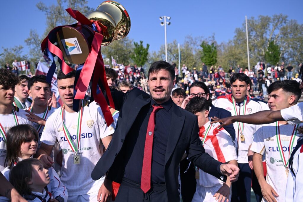 Fabio Pisacane con la Coppa Italia Primavera conquistata con il Cagliari
