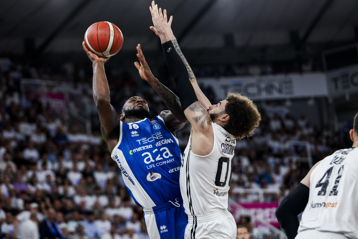 Jason Burnell della Germani Brescia affronta Isaia Cordinier della Virtus Segafredo Bologna