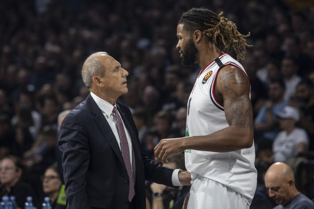 Ettore Messina e Devin Booker della EA7 Emporio Armani Milano
