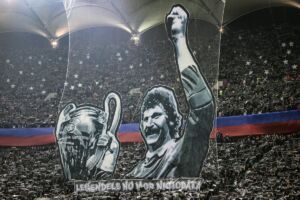 I tifosi della Steaua Bucarest celebrano Helmut Duckadam
