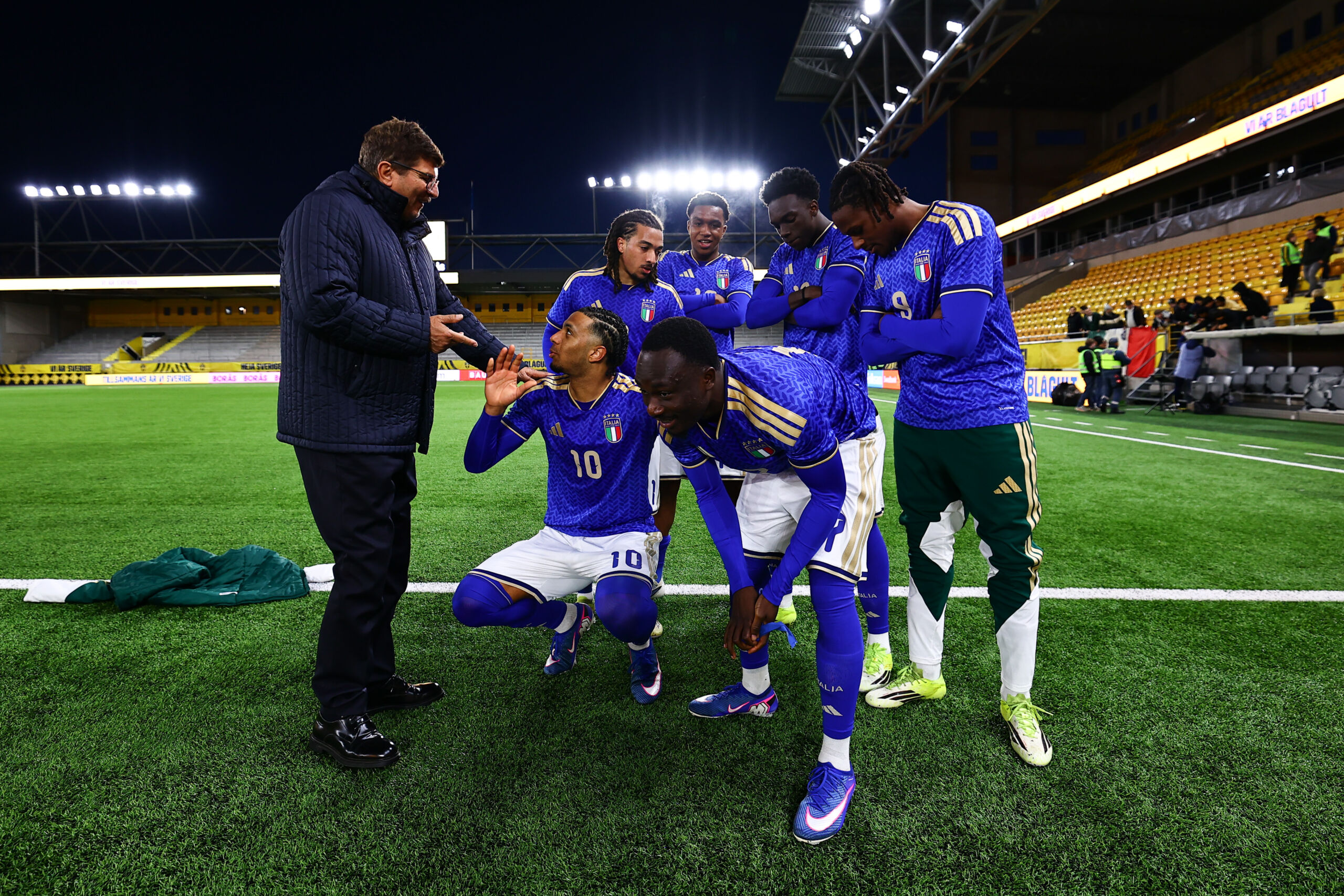 Il CT Silvio Baldini con i ragazzi dell'Italia Under 21