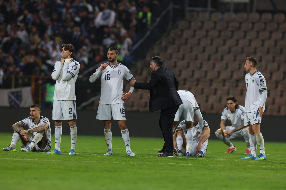 Il CT Rino Gattuso con i giocatori dell'Italia