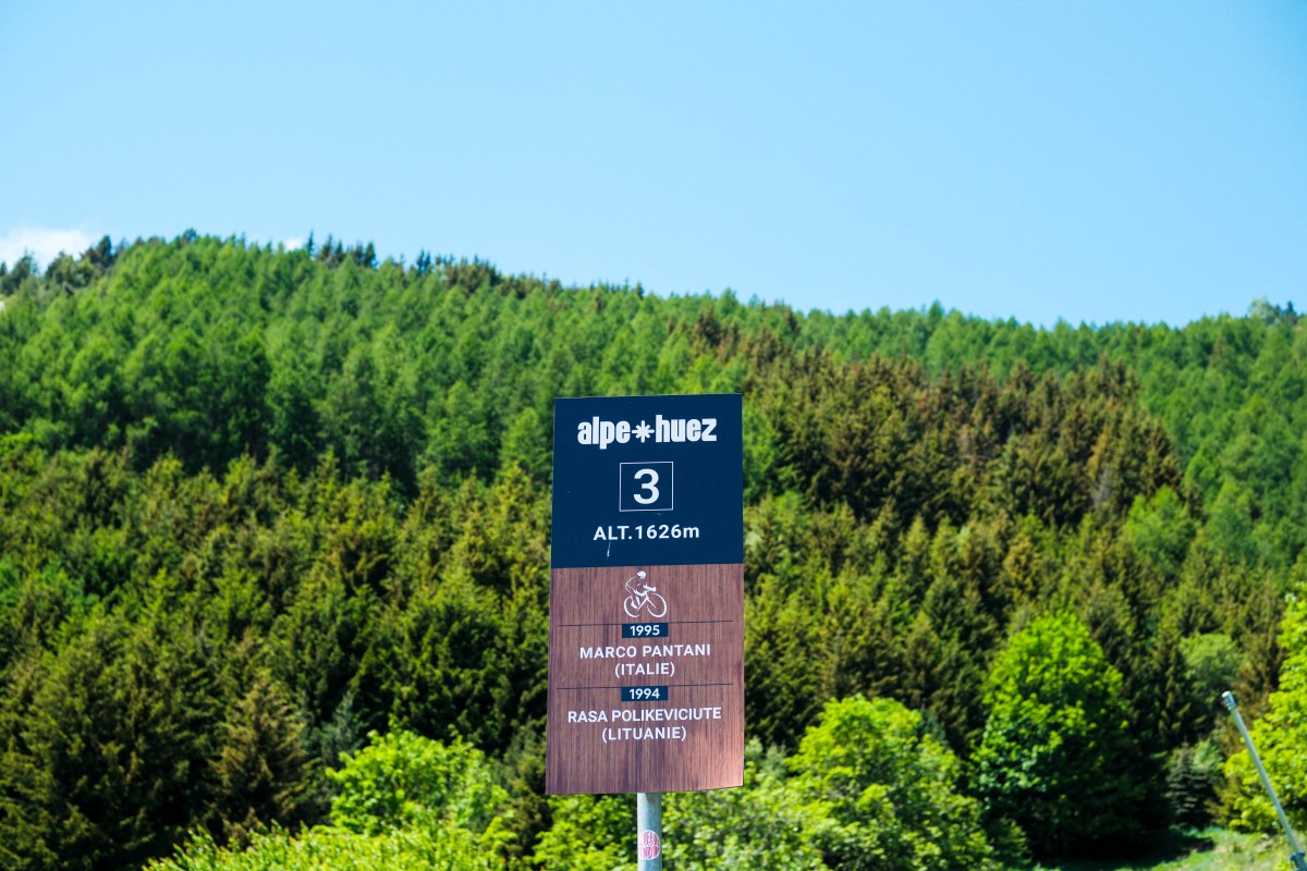 Cartello commemorativo dei grandi successi del Tour de France sull'Alpe d'Huez, tra cui quello di Marco Pantani
