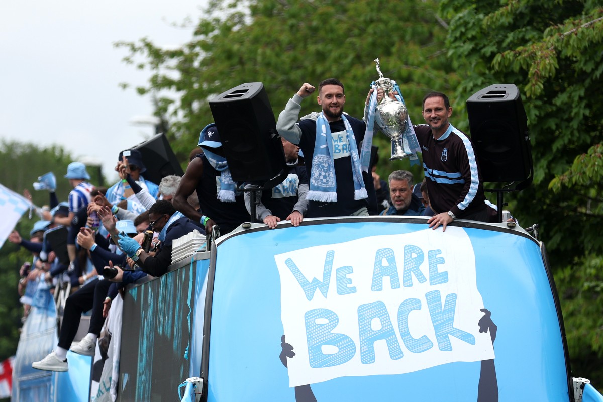 Frank Lampard alla testa dei festeggiamenti per la promozione del Coventry City