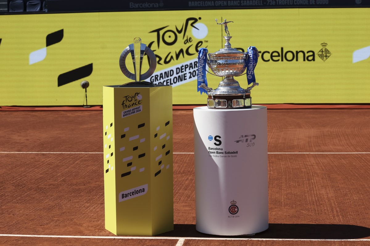 Il trofeo del Tour de France alla partenza 2026 da Barcellona