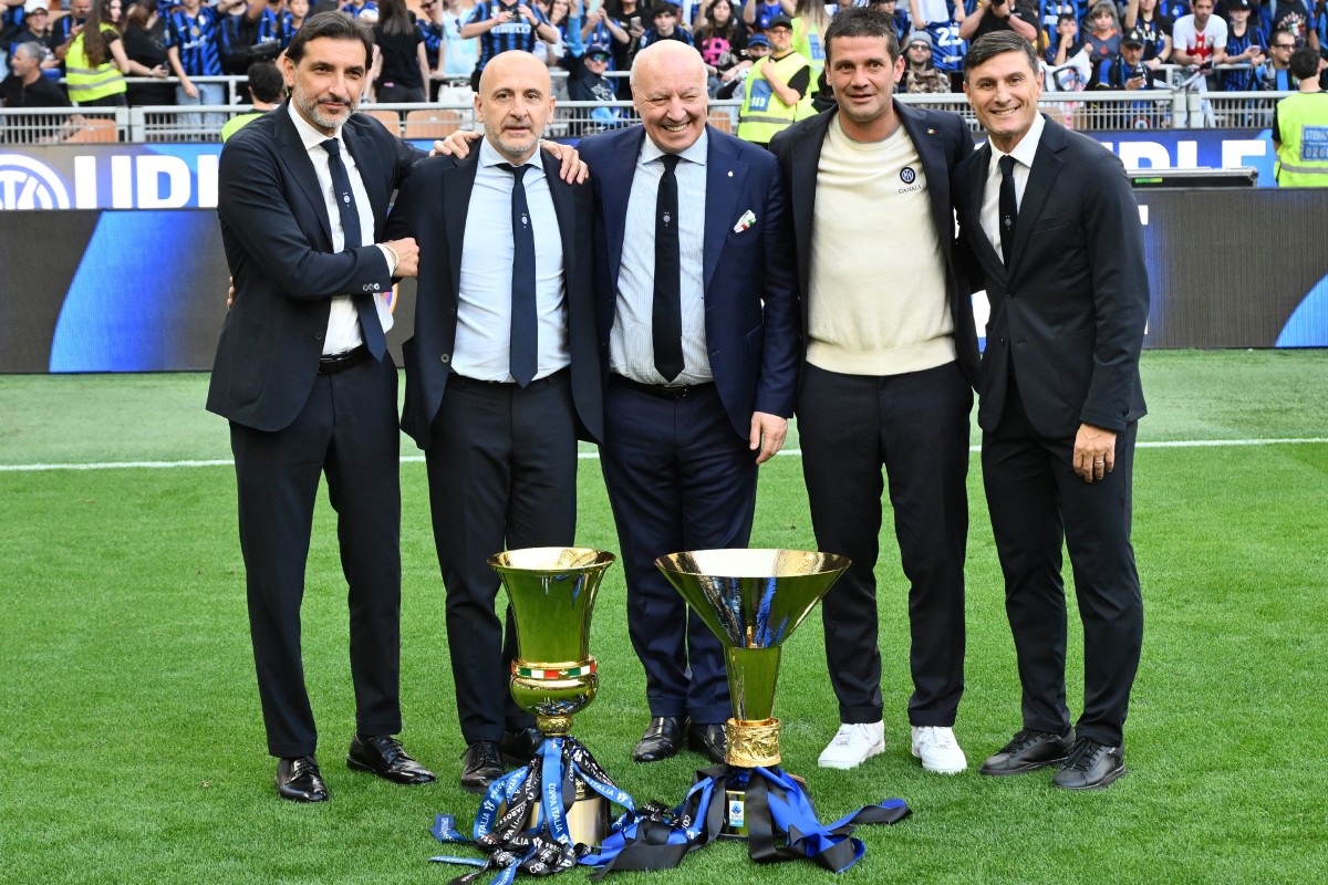 Cristian Chivu e la dirigenza dell'Inter in occasione del Double 2026
