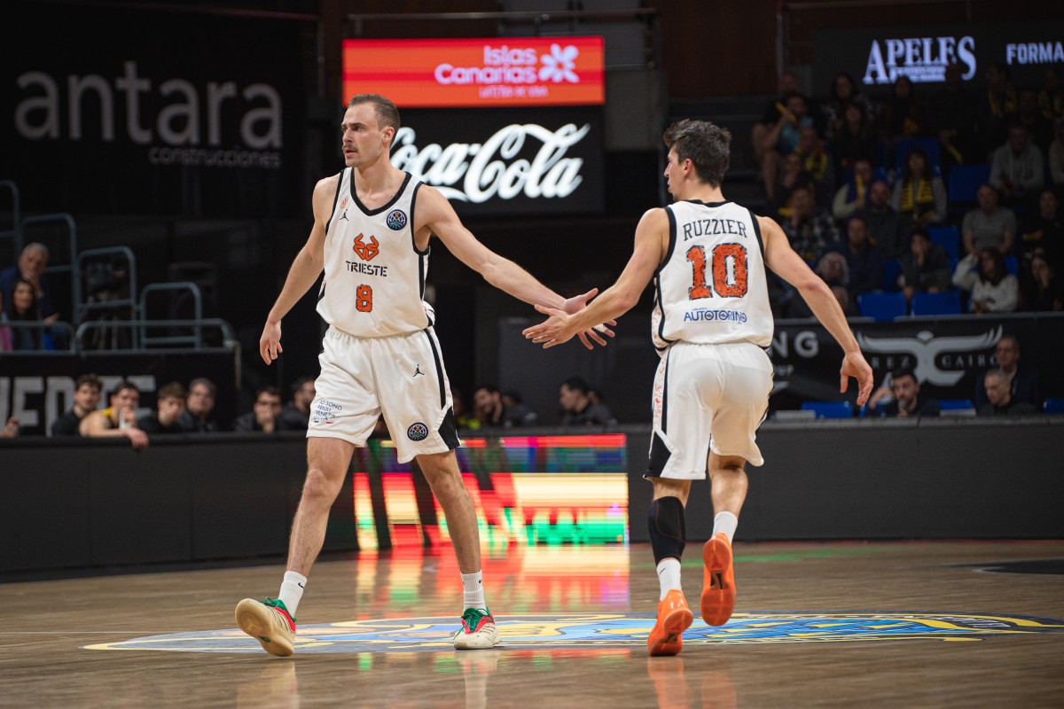 Lodovico Deangeli e Michele Ruzzier della Pallacanestro Trieste